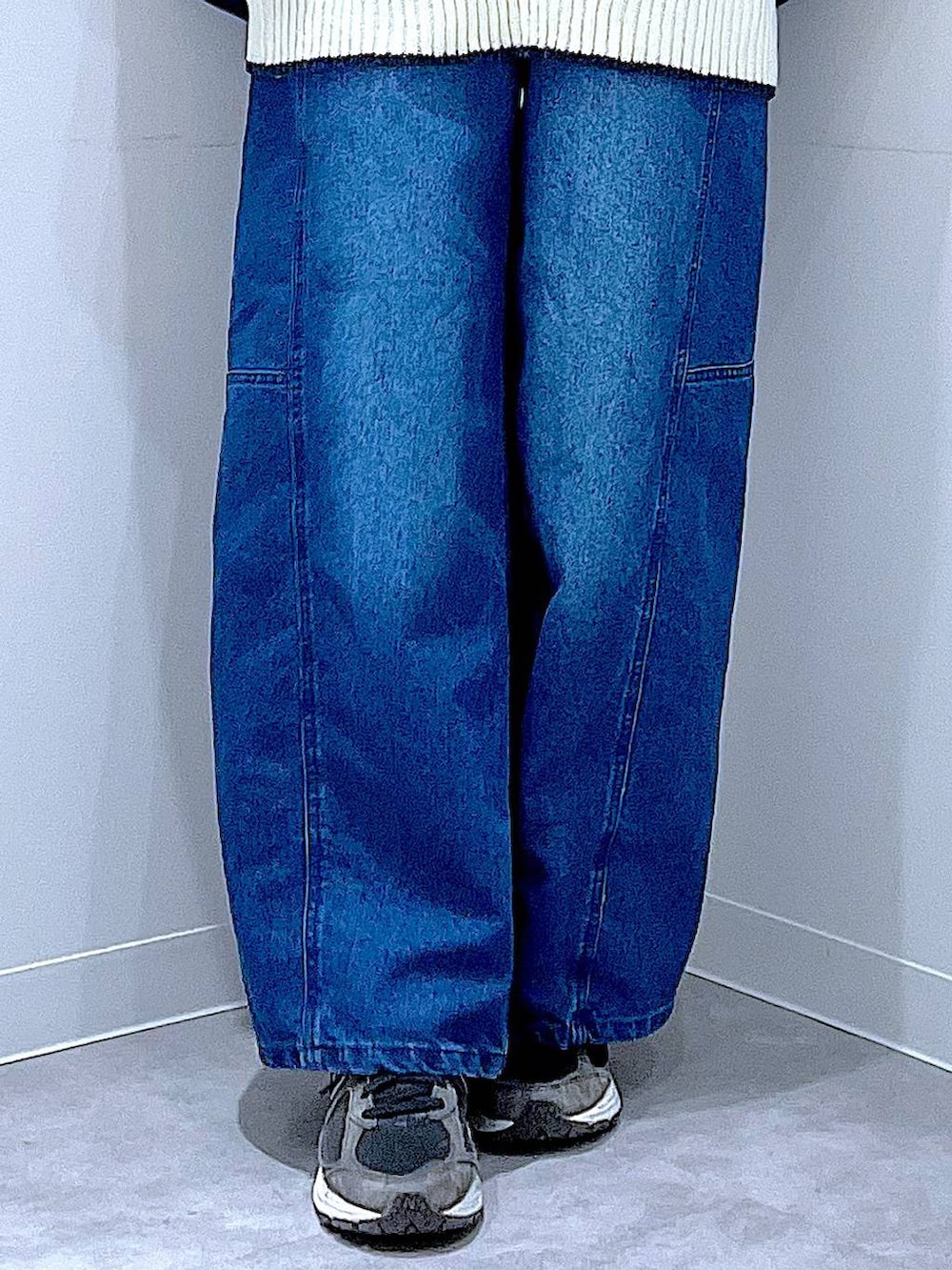 ブルー系のデニムジャケット、ホワイト系のニット/セーター、ブルー系のデニムパンツを着用したレディースの冬コーディネートの8枚目の写真