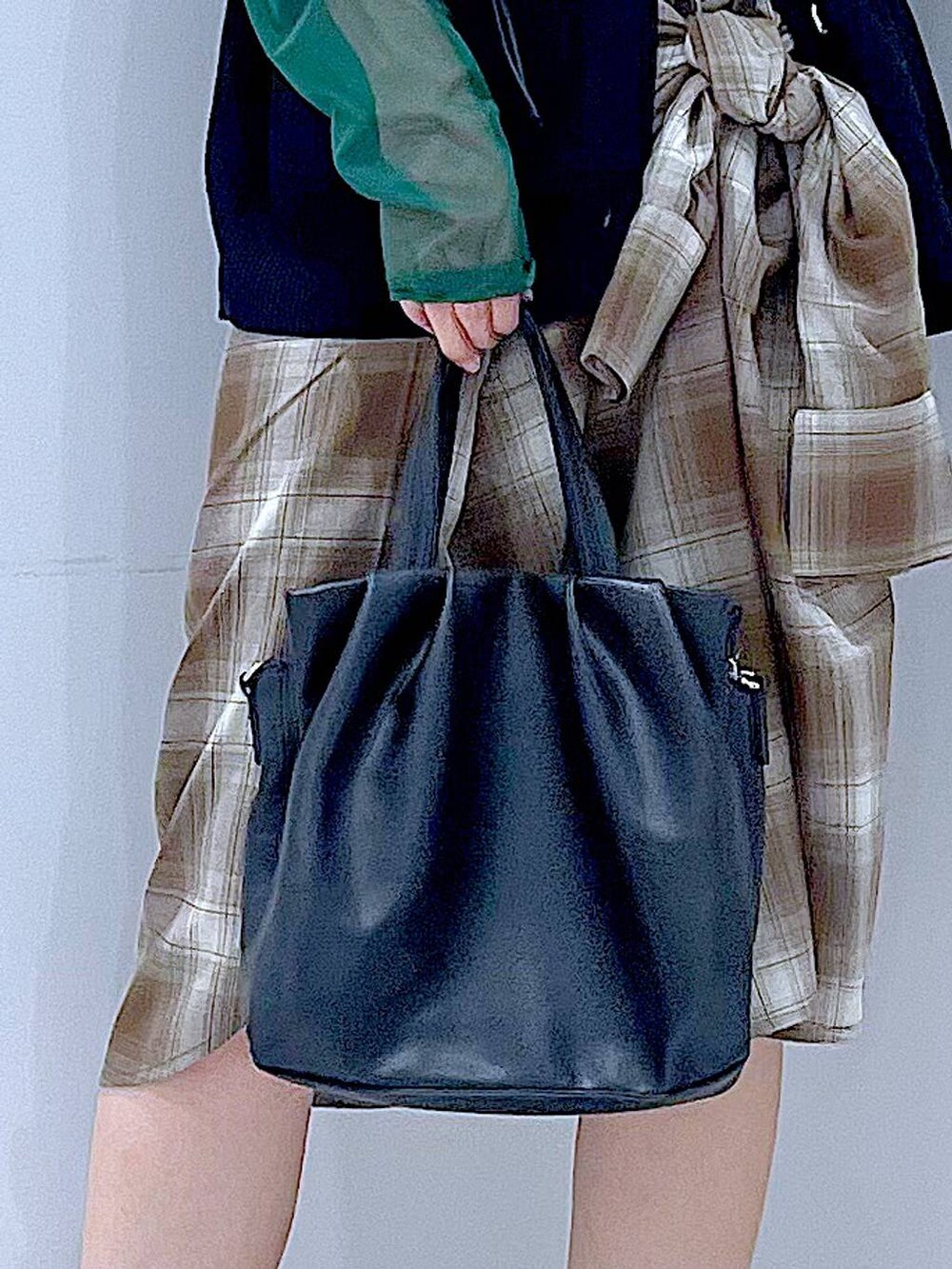 ブラウン系のシャツ/ブラウス、ブラック系のTシャツ/カットソー、ブラック系のハンドバッグを着用したレディースの秋コーディネートの9枚目の写真