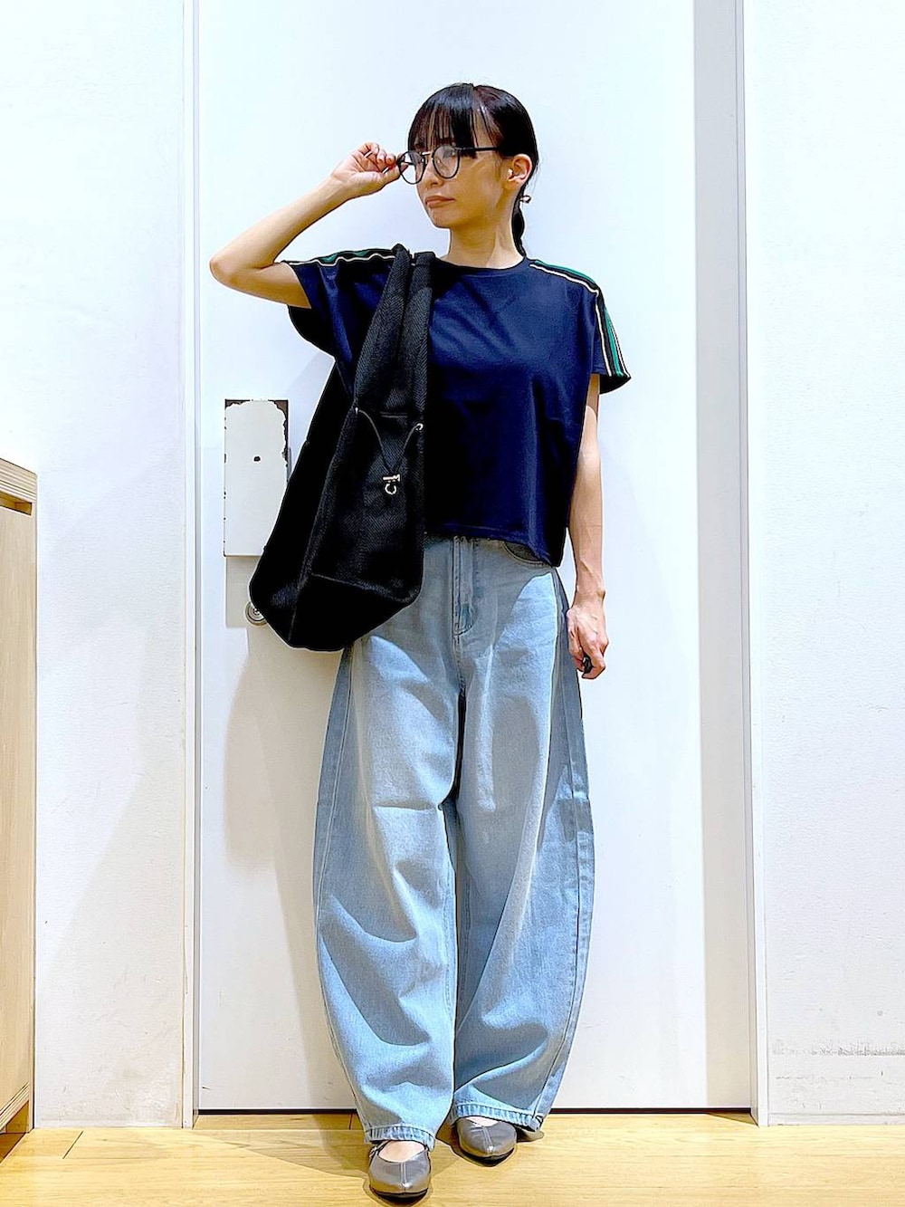 ブラック系のショルダーバッグ、その他のパンプス、ブルー系のデニムパンツを着用したレディースの夏コーディネートの2枚目の写真