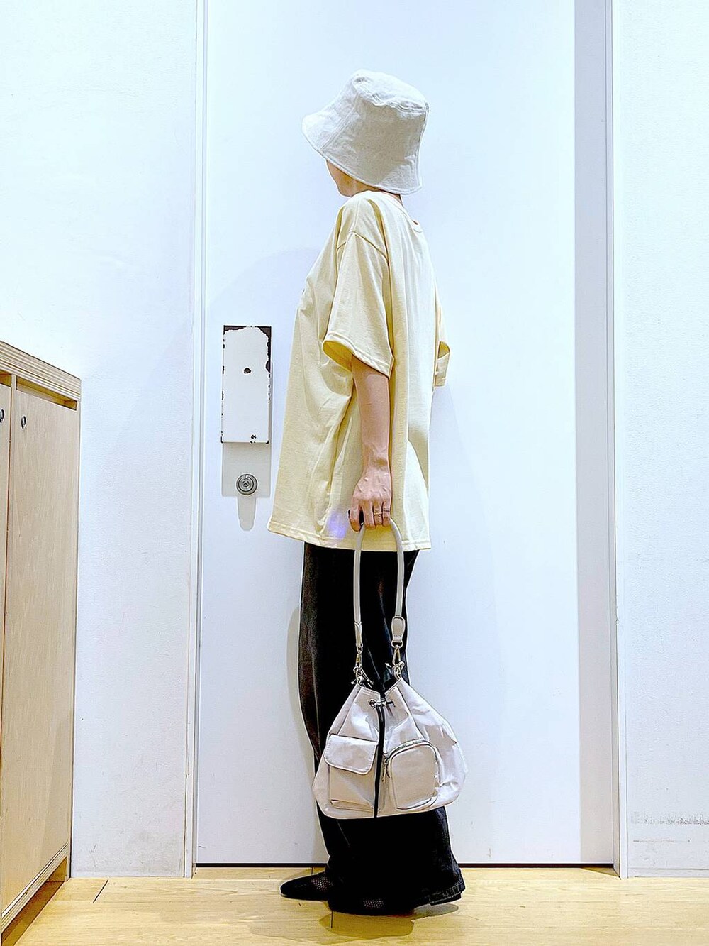 「リラックス、若見え、ゆったり、休日コーデ、骨格ウェーブ、LAKOLE、デニムパンツ、カジュアルコーデ、Tシャツ、巾着バッグ、ショルダーバッグ、おでかけ、ハット、夏コーデ、シンプルコーデ」｜「LAKOLEのカーブデニムパンツ / 134482（デニムパンツ、ブラック系）」を使った、あおき@LAKOLE海老名さん（レディース・156cm）の夏コーディネートの3枚目の写真
