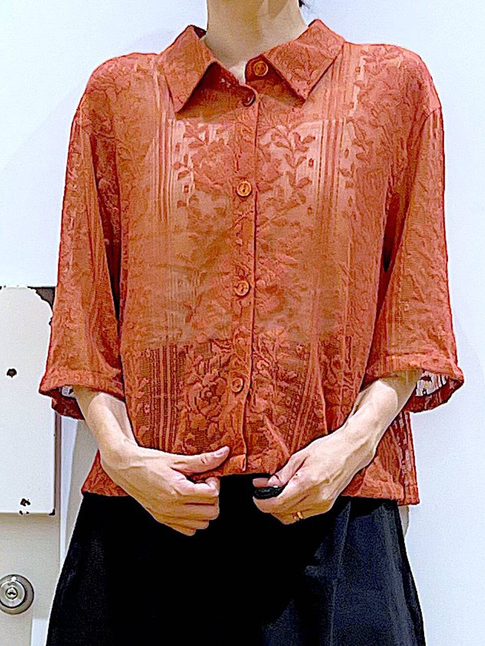 ブラック系のショルダーバッグ、レッド系のシャツ/ブラウス、ブラック系のスカートを着用したレディースの夏コーディネートの7枚目の写真