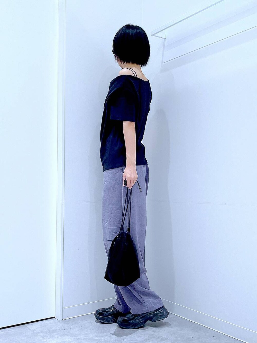 ブラック系のローファー、ブラック系のショルダーバッグ、パープル系のその他パンツを着用したレディースの夏コーディネートの3枚目の写真