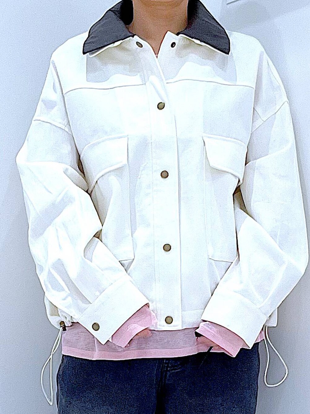 ピンク系のTシャツ/カットソー、ブラック系のデニムパンツ、ホワイト系のショルダーバッグを着用したレディースの春コーディネートの7枚目の写真