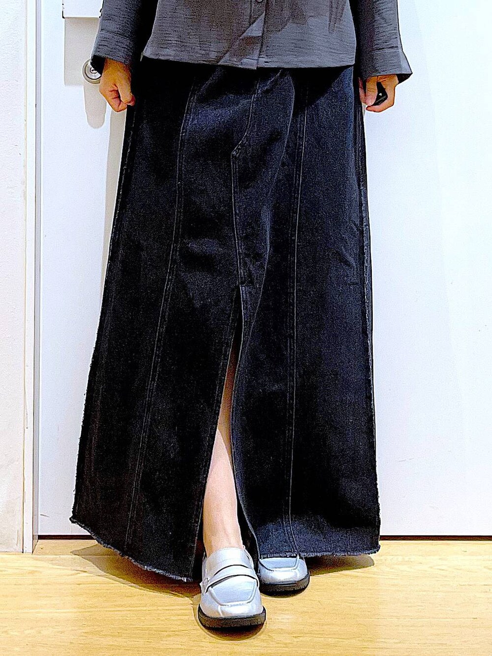 ブラック系のトートバッグ、シルバー系のローファー、グレー系のシャツ/ブラウスを着用したレディースの秋コーディネートの8枚目の写真