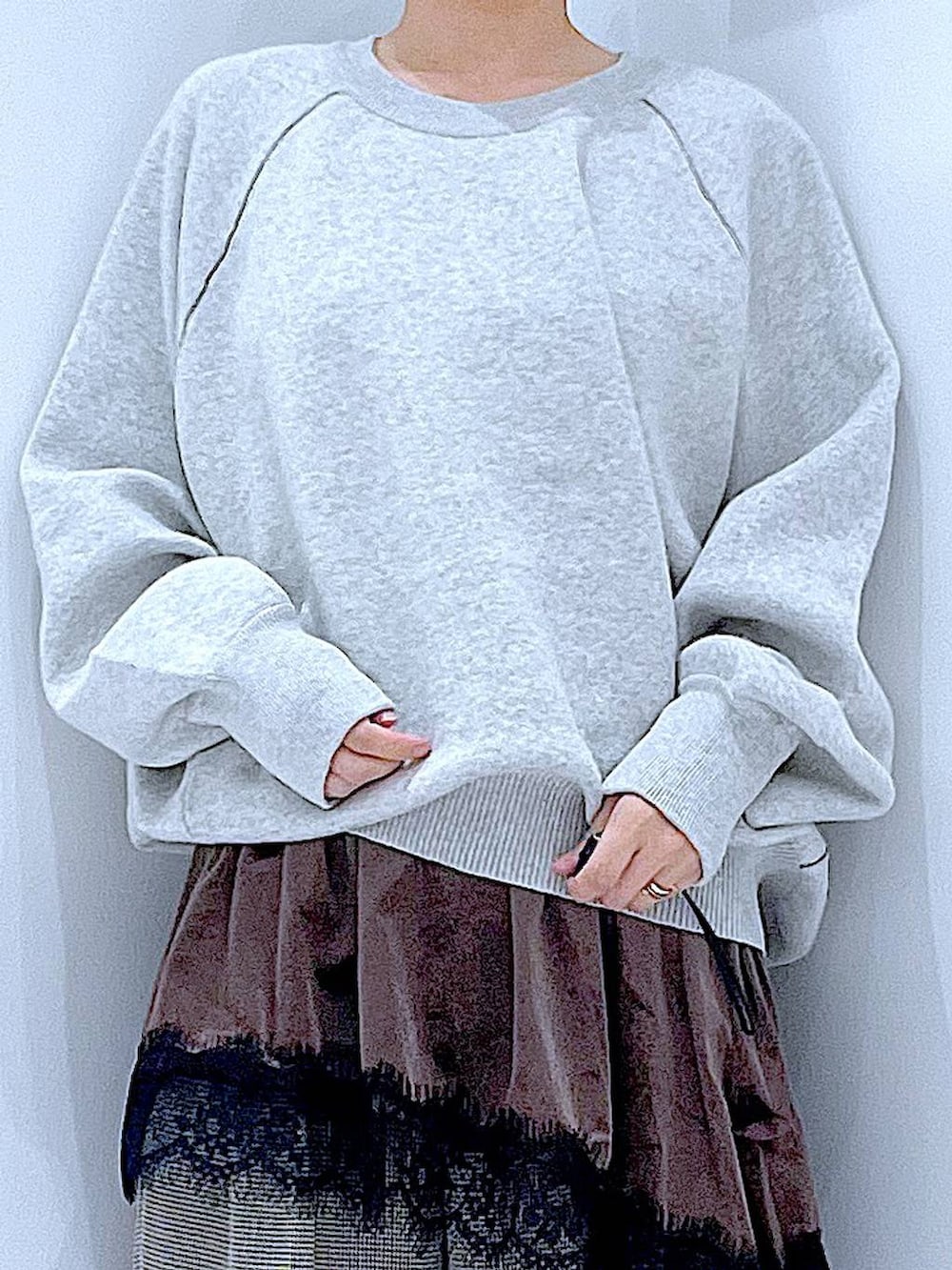 ベージュ系のスラックス、レッド系のボストンバッグ、ブラウン系のスカートを着用したレディースの秋コーディネートの7枚目の写真