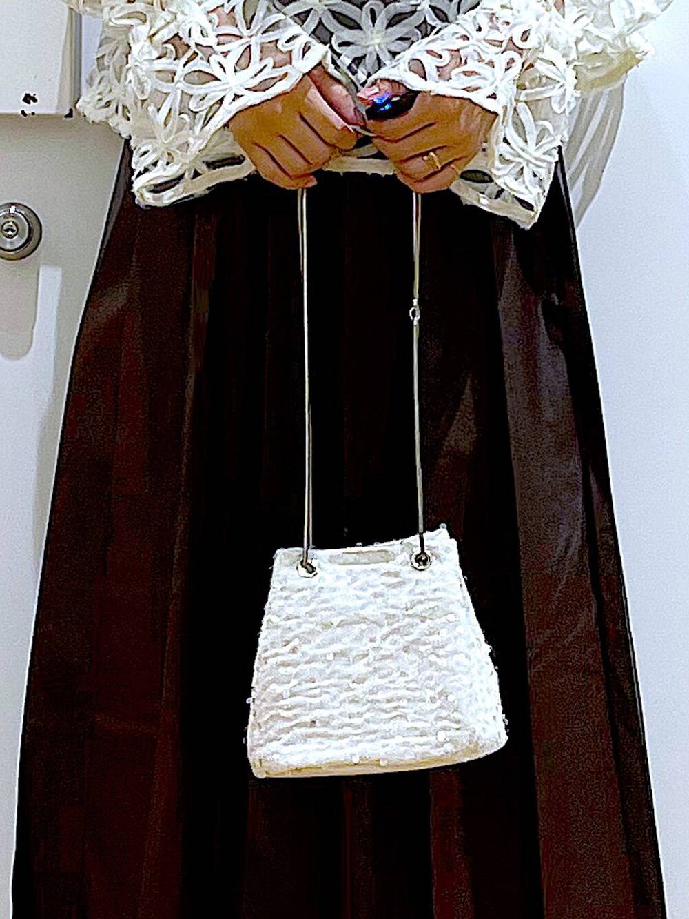 ホワイト系のショルダーバッグ、ブラック系のローファー、ベージュ系のシャツ/ブラウスを着用したレディースの秋コーディネートの9枚目の写真