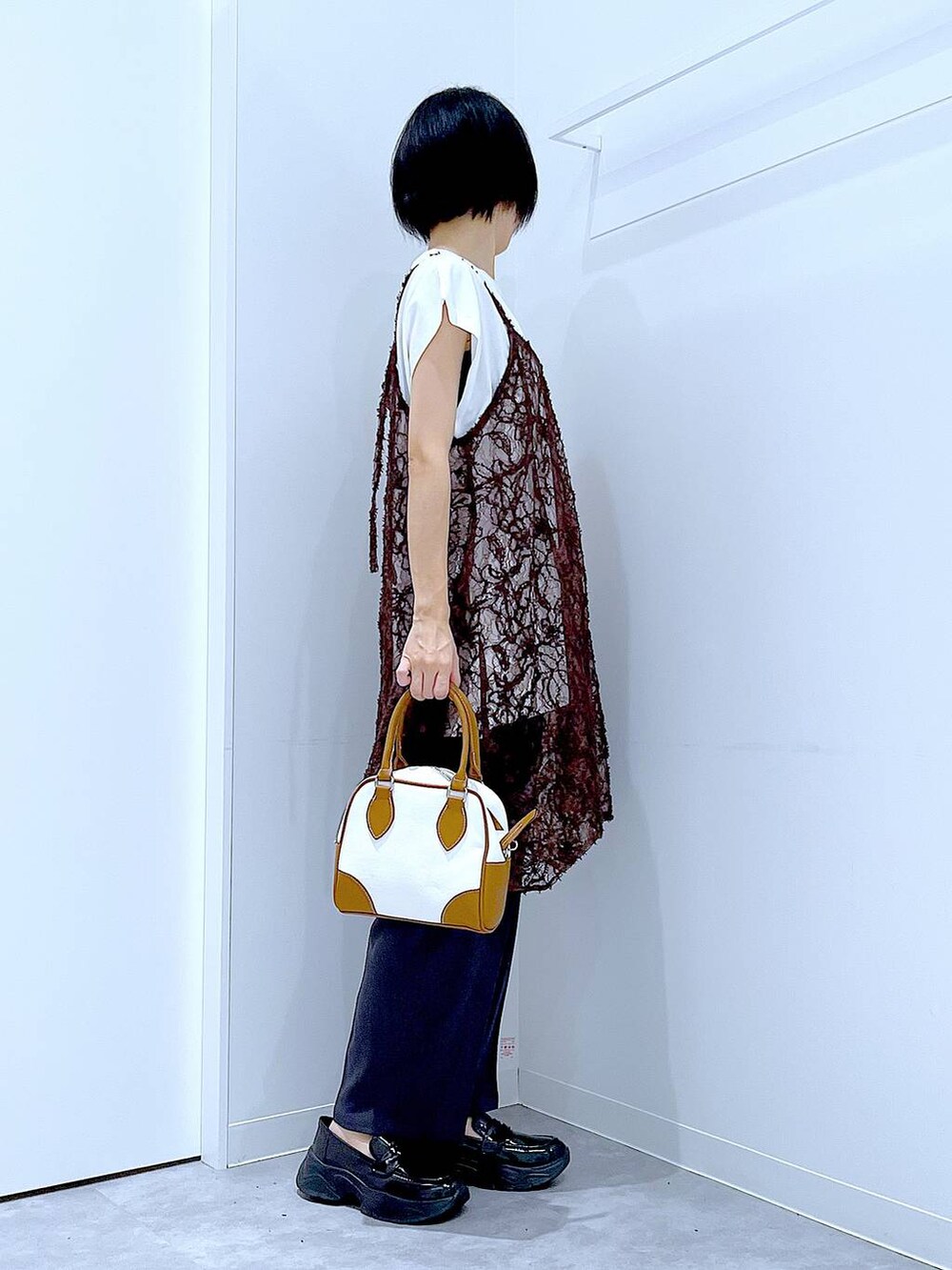 ホワイト系のTシャツ/カットソー、ブラック系のローファー、ベージュ系のチュニックを着用したレディースの夏コーディネートの4枚目の写真