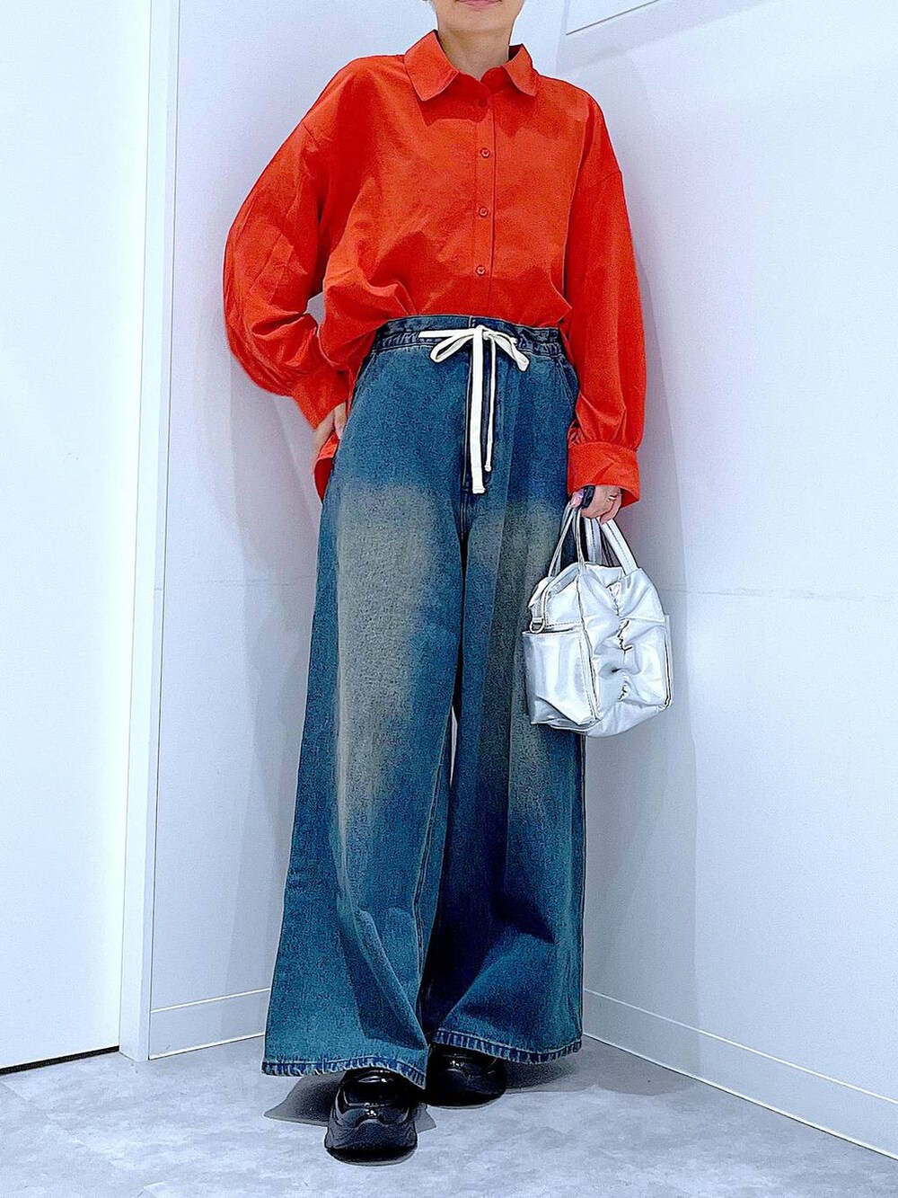 その他のショルダーバッグ、ブラック系のローファー、ブルー系のデニムパンツを着用したレディースの秋コーディネートの6枚目の写真