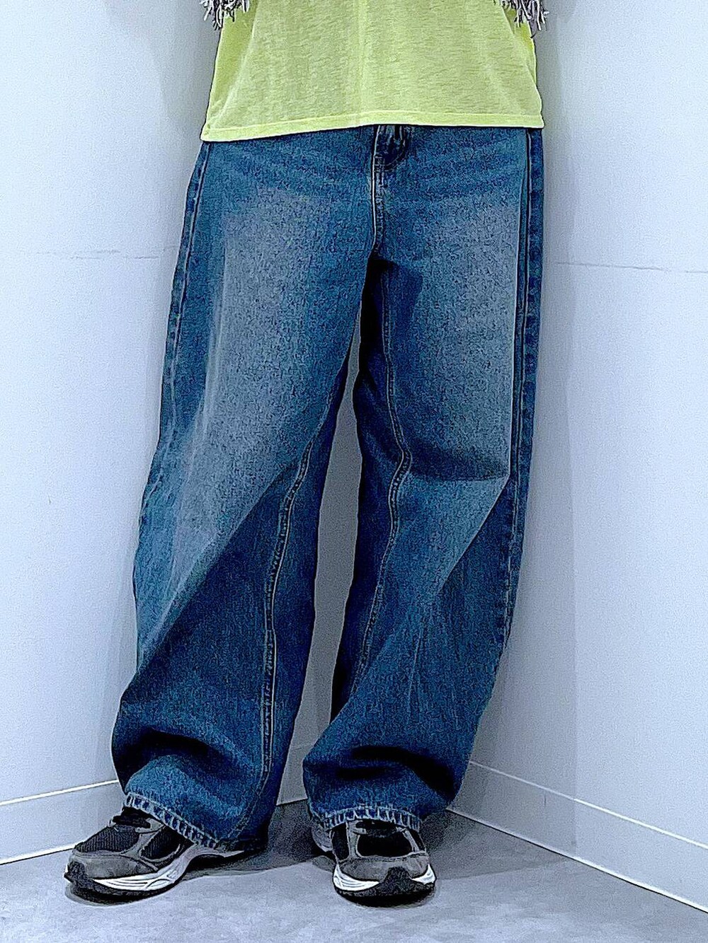 ブルー系のデニムパンツ、グリーン系のTシャツ/カットソー、ブラック系のショルダーバッグを着用したレディースの春コーディネートの8枚目の写真