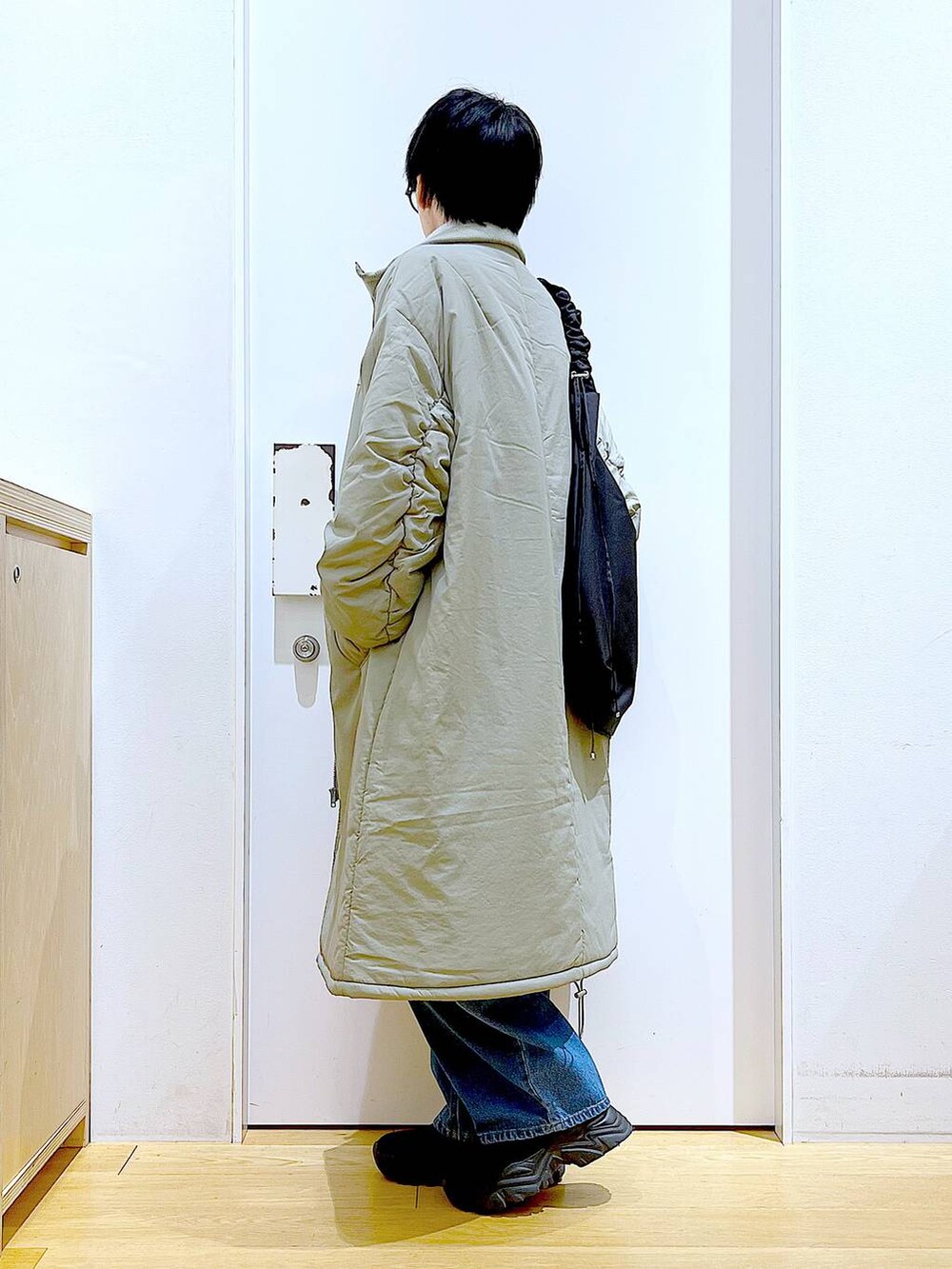 「リラックス、若見え、ゆったり、休日コーデ、骨格ウェーブ、LAKOLE、冬コーデ、おでかけ、フリース、ジャケット、カジュアル、デニムパンツ、ワイドパンツ、ブーツ、ショルダーバッグ」｜「LAKOLEのギャザーハンドルショルダーバッグ / 132238（ショルダーバッグ、ブラック系）」を使った、あおき@LAKOLE海老名さん（レディース・156cm）の冬コーディネートの3枚目の写真