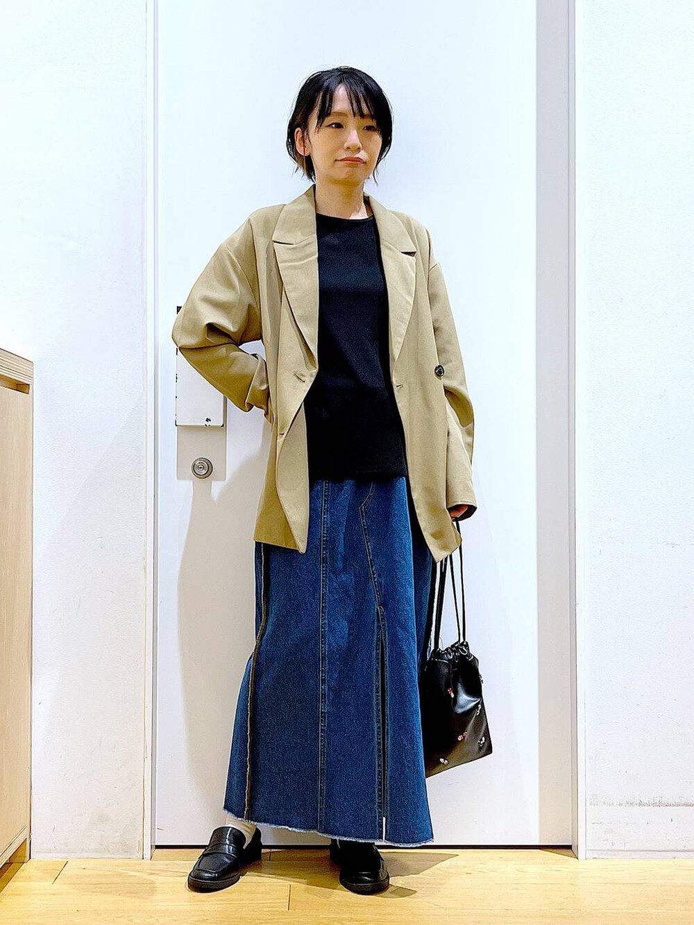 ブラック系のショルダーバッグ、ブラック系のローファー、ブラック系のTシャツ/カットソーを着用したレディースの秋コーディネートの2枚目の写真