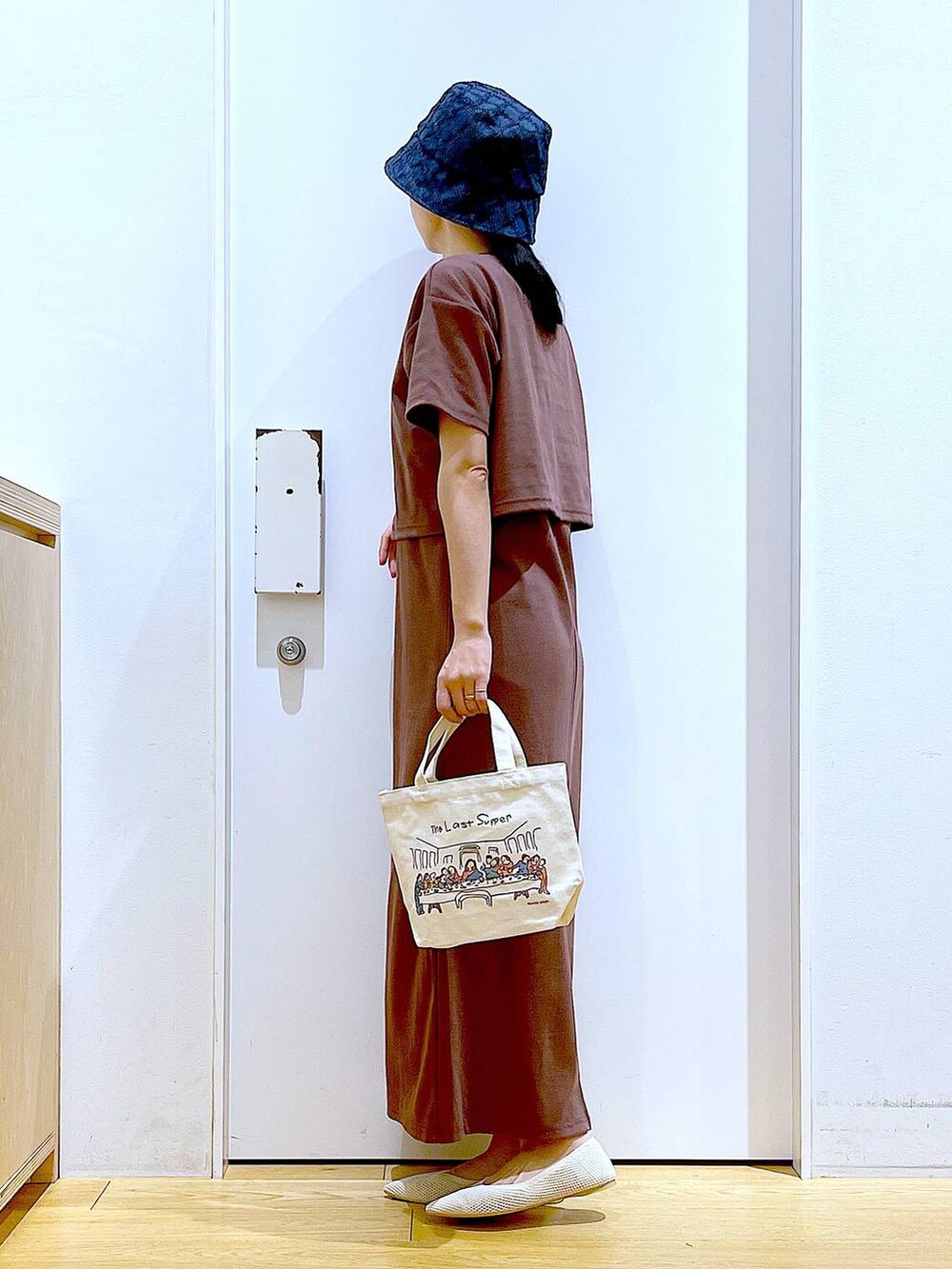 レッド系のワンピース、その他のトートバッグ、ホワイト系のパンプスを着用したレディースの春コーディネートの3枚目の写真