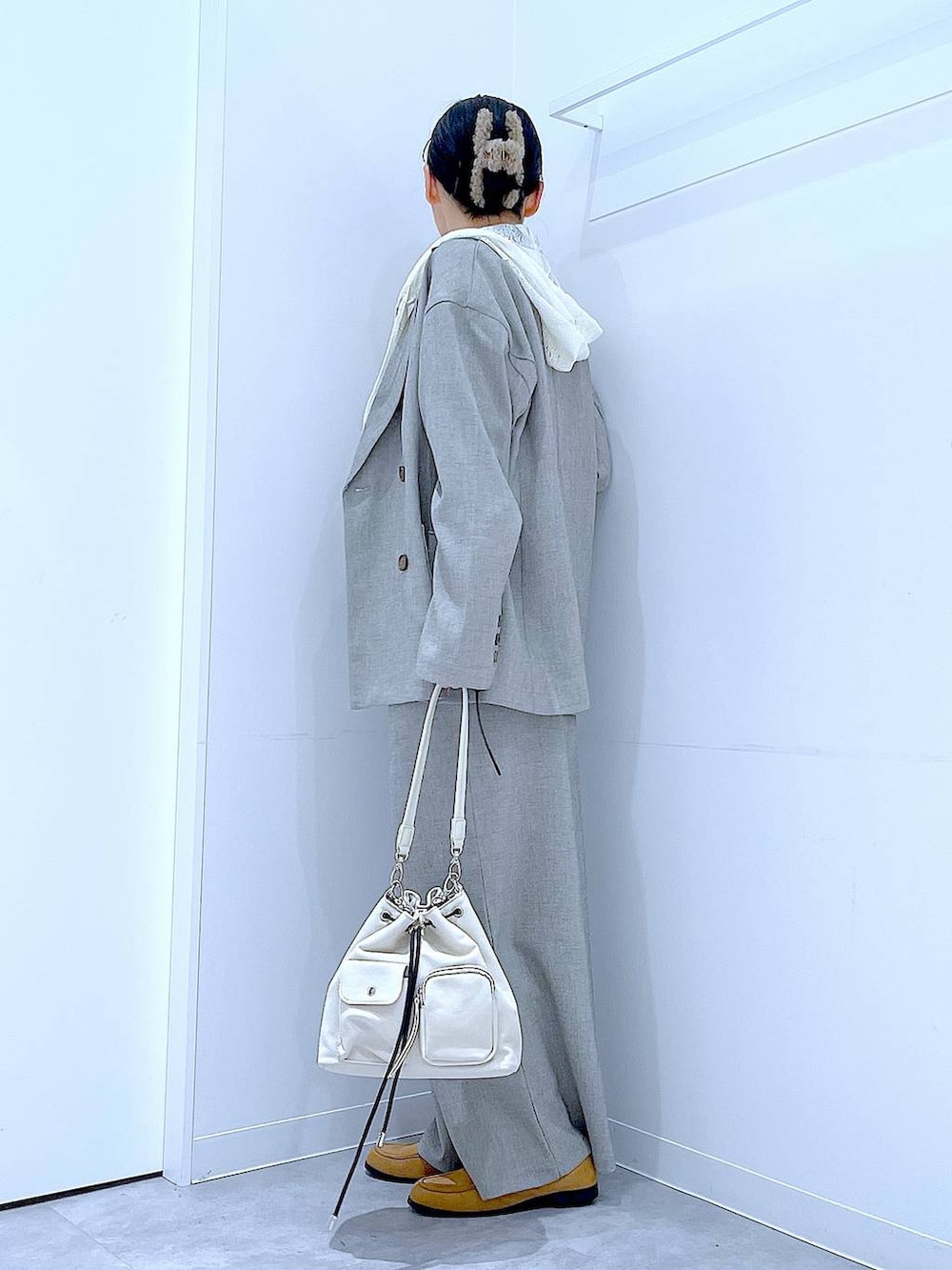 ホワイト系のショルダーバッグ、ベージュ系のローファー、ホワイト系のシャツ/ブラウスを着用したレディースの春コーディネートの3枚目の写真