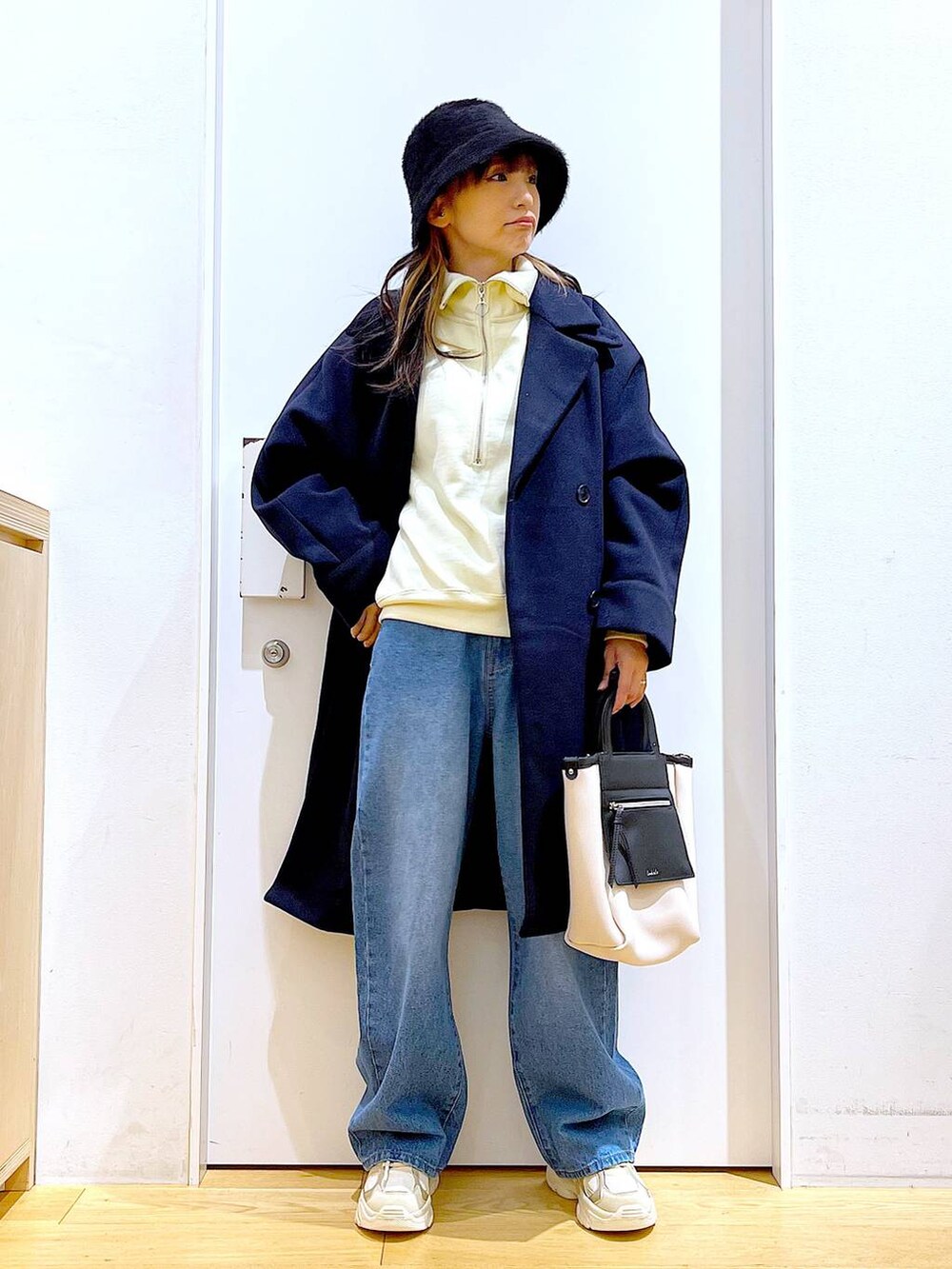 「リラックス、若見え、ゆったり、休日コーデ、骨格ウェーブ、LAKOLE、スニーカー、ハット、ウーリーテック、コート、スウェット、デニムパンツ、ショルダーバッグ、カジュアル、冬コーデ」｜「LAKOLEのウーリーテックスタンドカラーコート / 704770（ステンカラーコート、ブルー系）」を使った、あおき@LAKOLE海老名さん（レディース・156cm）の冬コーディネートの2枚目の写真