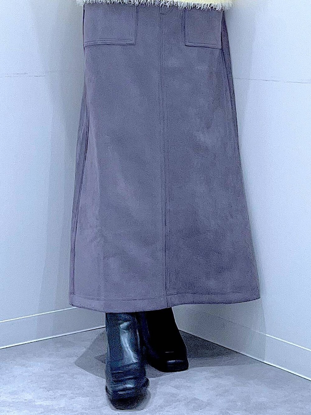 ブラック系のブーツ、イエロー系のニット/セーター、ブラック系のショルダーバッグを着用したレディースの冬コーディネートの8枚目の写真