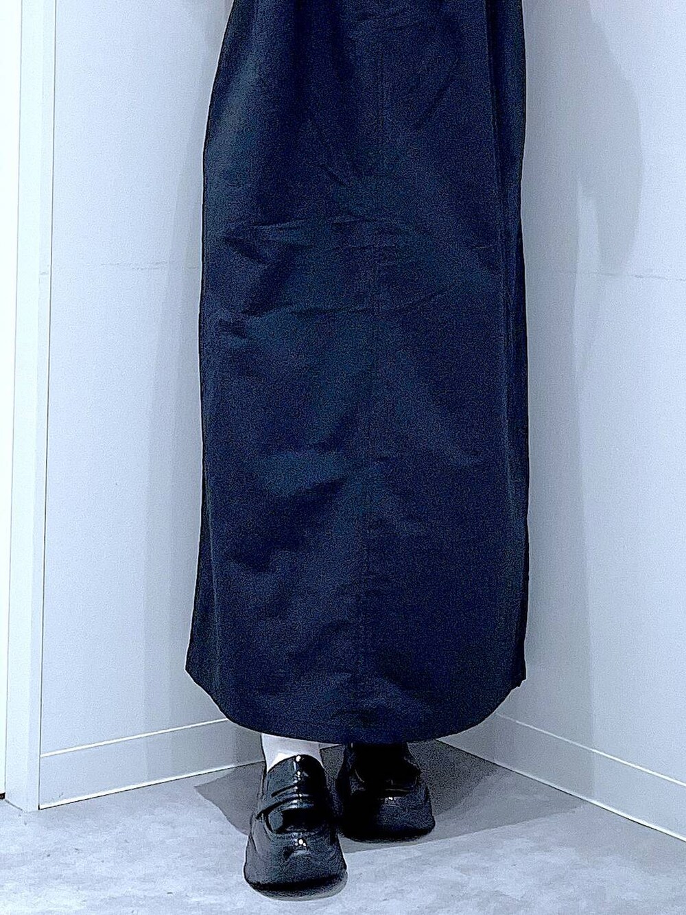 オレンジ系のTシャツ/カットソー、ブラック系のローファー、ブラック系のショルダーバッグを着用したレディースの秋コーディネートの8枚目の写真