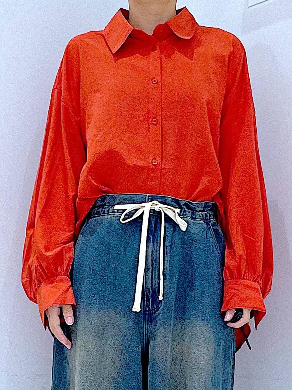 その他のショルダーバッグ、ブラック系のローファー、ブルー系のデニムパンツを着用したレディースの秋コーディネートの7枚目の写真