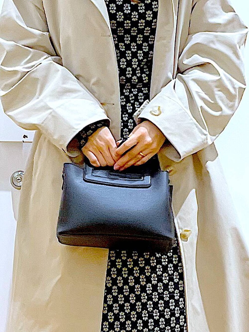 ブラック系のTシャツ/カットソー、ブラック系のスカート、ベージュ系のブーツを着用したレディースの春コーディネートの9枚目の写真