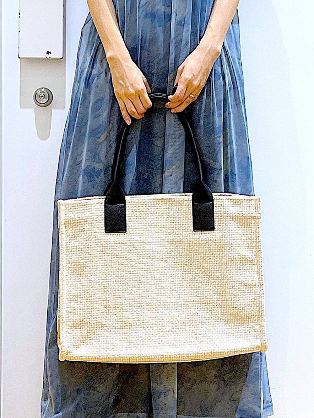 ブラック系のサンダル、ブラック系のその他パンツ、ホワイト系のトートバッグを着用したレディースの夏コーディネートの9枚目の写真