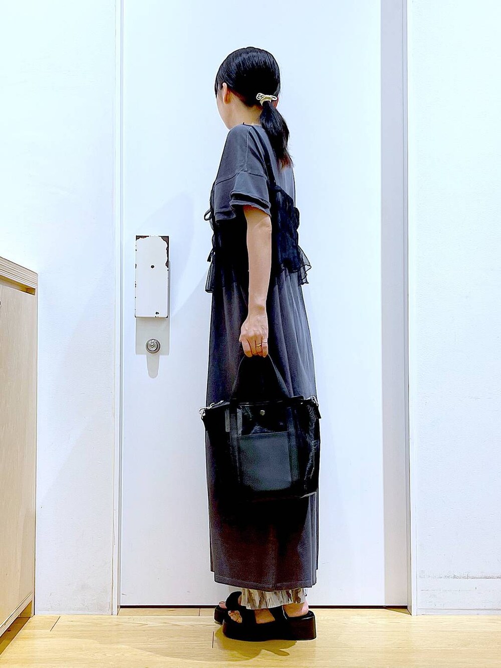 ブラック系のキャミソール、グレー系のその他パンツ、ブラック系のトートバッグを着用したレディースの夏コーディネートの3枚目の写真