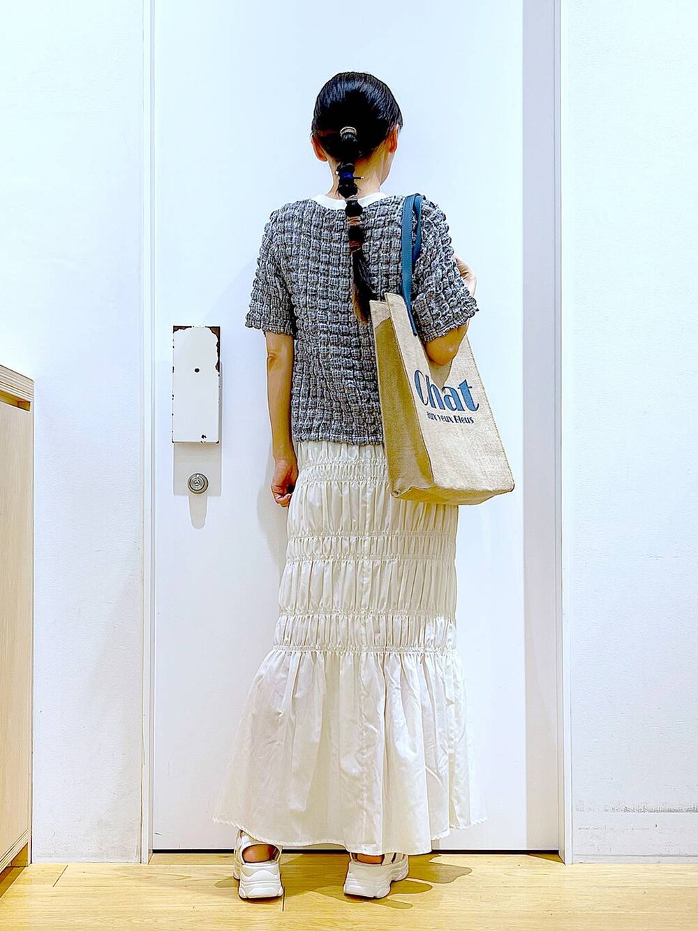 ホワイト系のサンダル、ブルー系のトートバッグ、その他のTシャツ/カットソーを着用したレディースの夏コーディネートの5枚目の写真