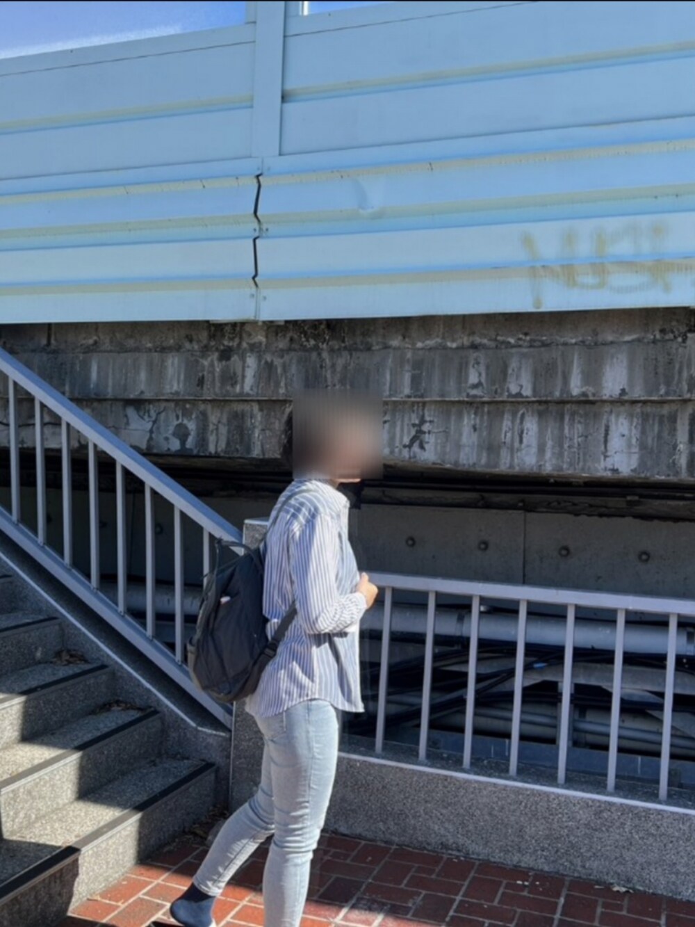 ブルー系のデニムパンツ、ホワイト系のタンクトップ、ブルー系のシャツ/ブラウスを着用したレディースの冬コーディネートの3枚目の写真