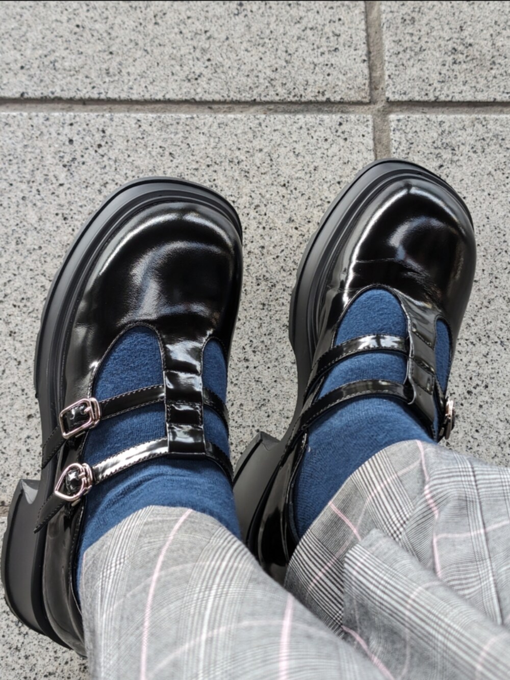 グレー系のスラックス、ホワイト系のニット/セーター、グレー系のテーラードジャケットを着用したレディースの冬コーディネートの2枚目の写真