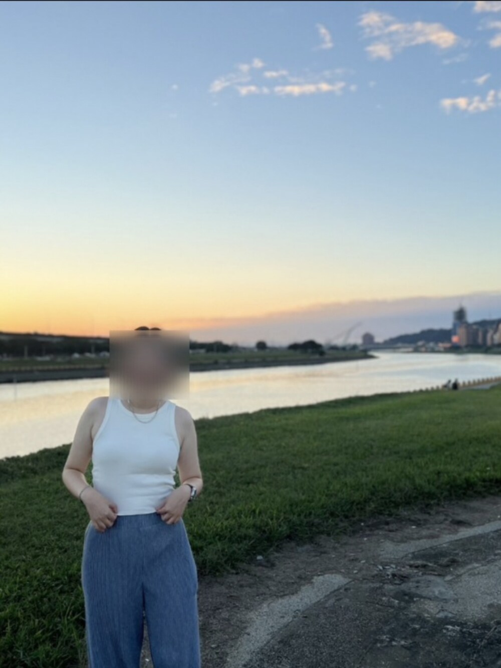 ホワイト系のタンクトップ、グレー系のチノパンツを着用したレディースの冬コーディネートの2枚目の写真