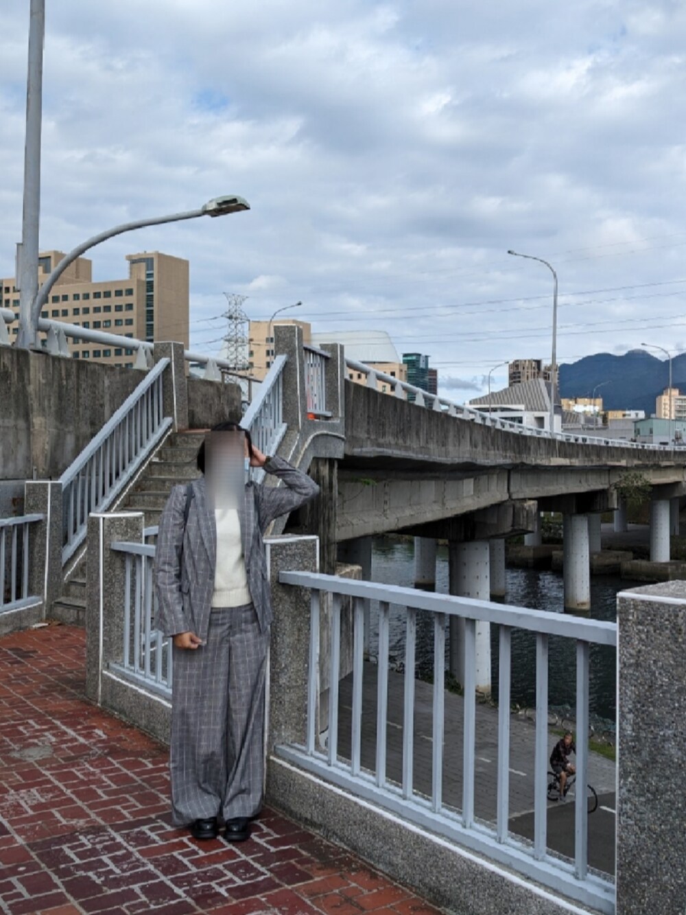 グレー系のスラックス、ホワイト系のニット/セーター、グレー系のテーラードジャケットを着用したレディースの冬コーディネートの3枚目の写真