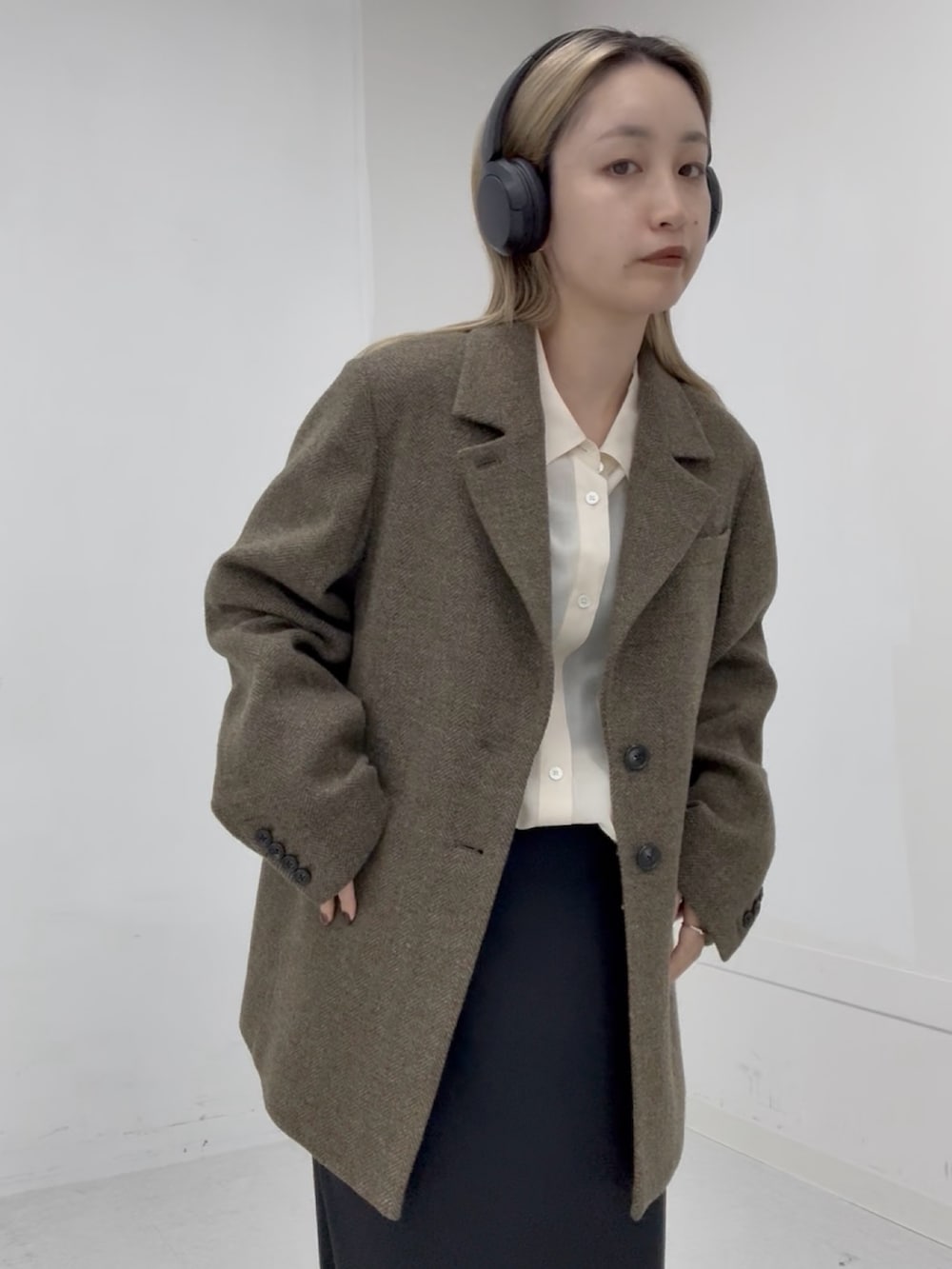 グリーン系のその他アウター、ホワイト系のシャツ/ブラウスを着用したレディースの秋コーディネートの2枚目の写真