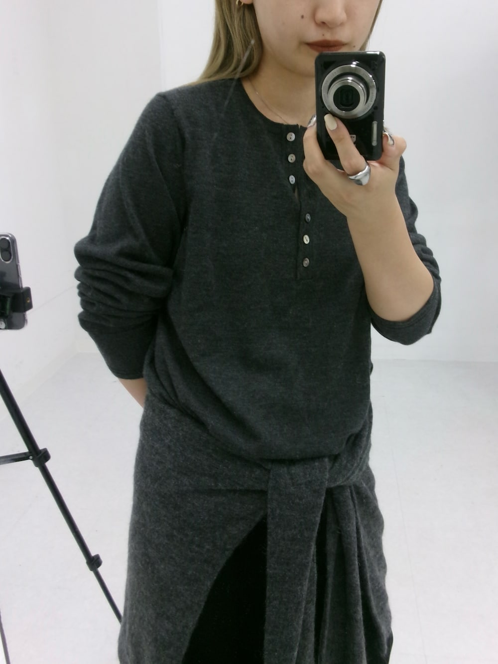 ブラック系のその他パンツ、グレー系のニット/セーター、ブラック系のその他シューズを着用したレディースの秋コーディネートの4枚目の写真