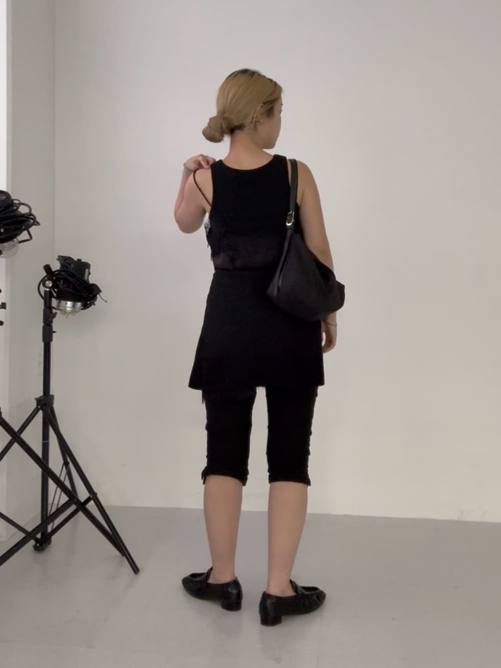 ブラック系のタンクトップ、ブラック系のその他パンツ、ブラック系のカーディガン/ボレロを着用したレディースの夏コーディネートの3枚目の写真