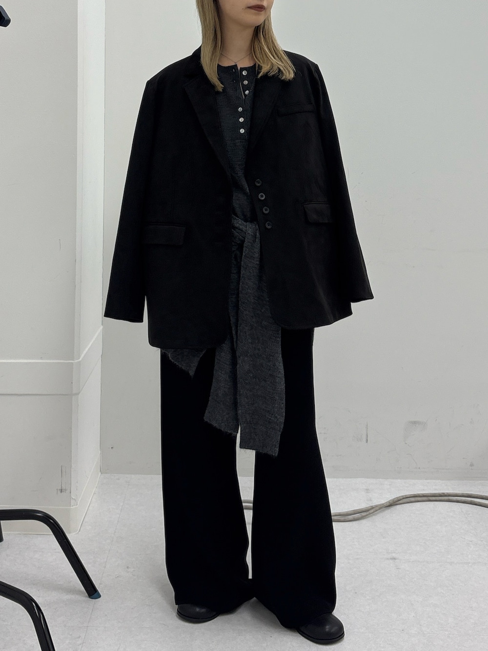 ブラック系のその他パンツ、グレー系のニット/セーター、ブラック系のその他シューズを着用したレディースの秋コーディネートの3枚目の写真