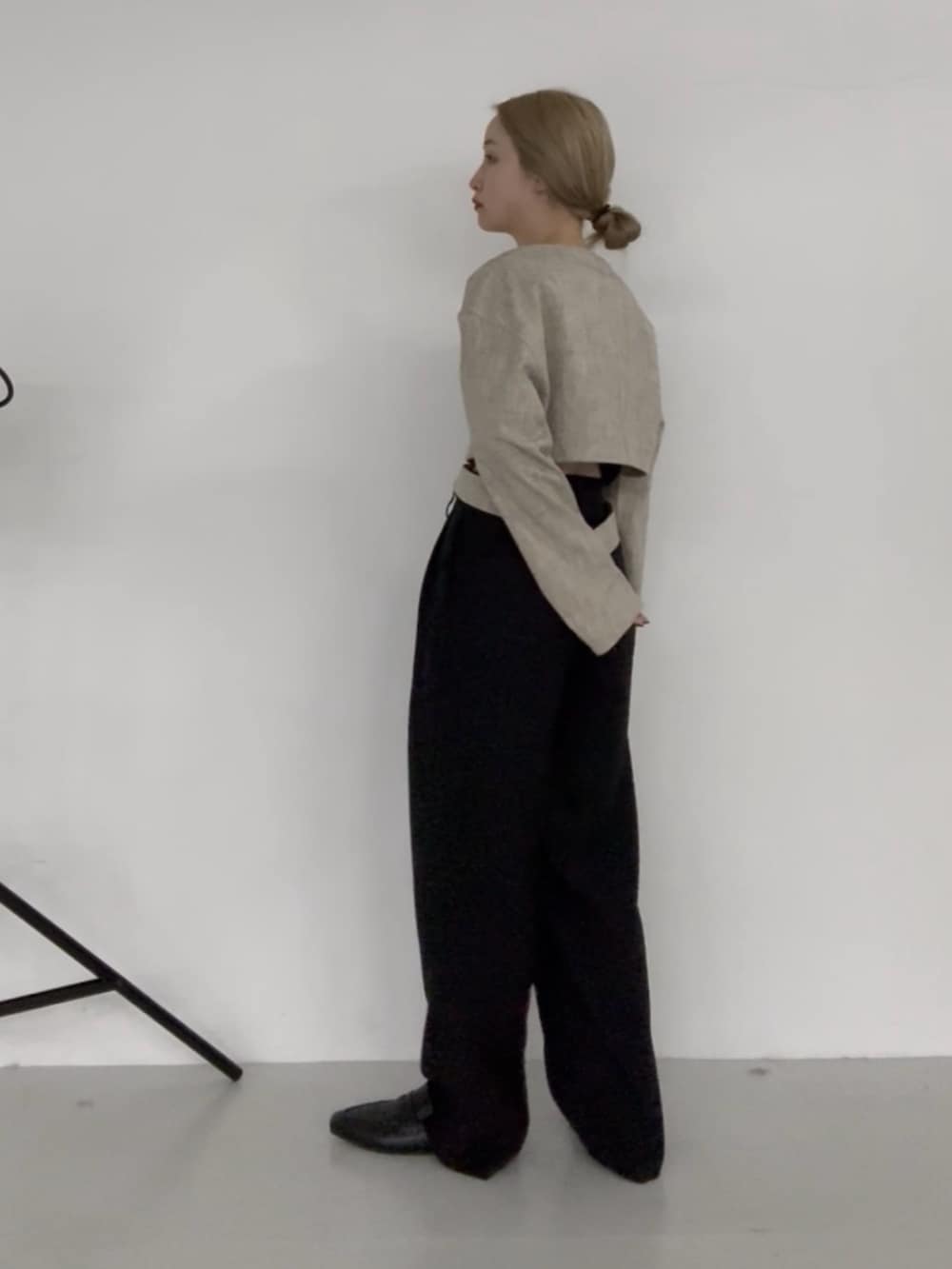 ベージュ系のその他アウター、ブラック系のその他パンツ、ブラック系のローファーを着用したレディースの春コーディネートの2枚目の写真