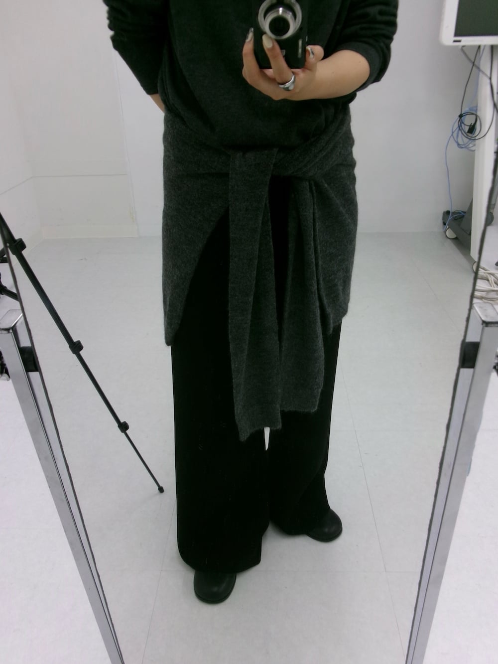 ブラック系のその他パンツ、グレー系のニット/セーター、ブラック系のその他シューズを着用したレディースの秋コーディネートの5枚目の写真