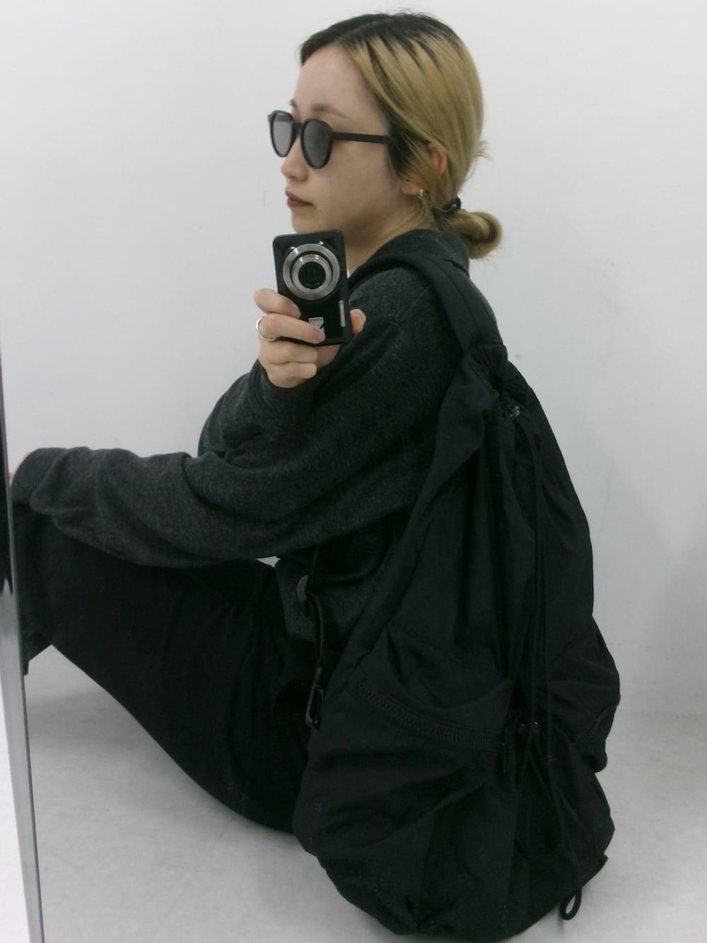 ブラック系のバックパック/リュックを着用したレディースの春コーディネートの3枚目の写真