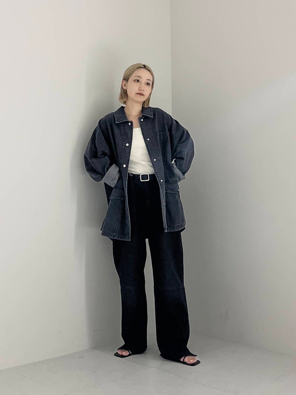 ブラック系のサンダル、グレー系のデニムジャケット、ブラック系のデニムパンツを着用したレディースの夏コーディネートの3枚目の写真