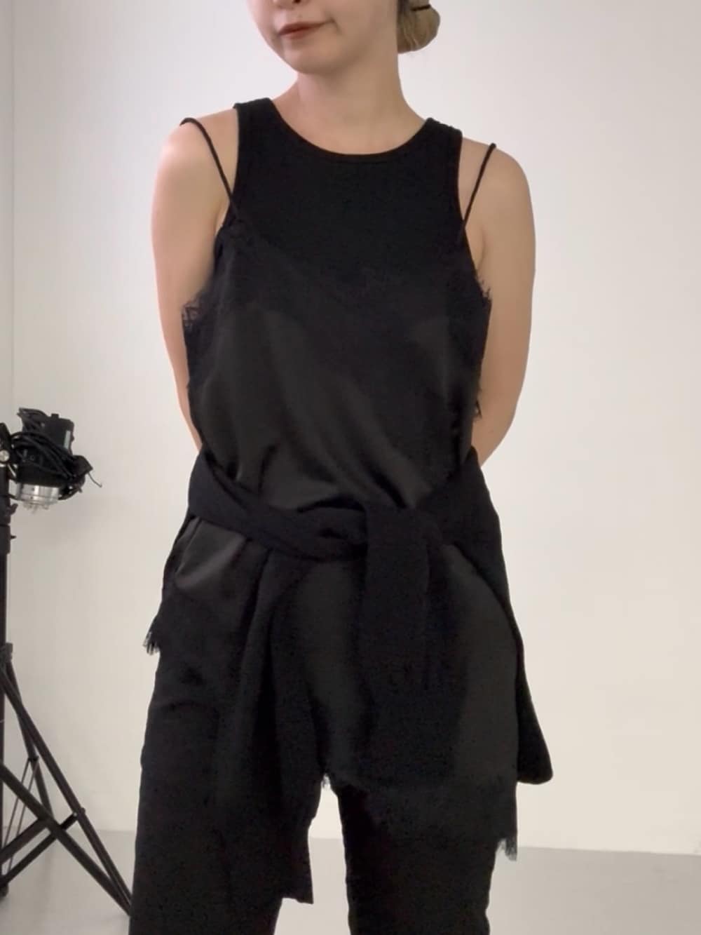 ブラック系のタンクトップ、ブラック系のその他パンツ、ブラック系のカーディガン/ボレロを着用したレディースの夏コーディネートの4枚目の写真