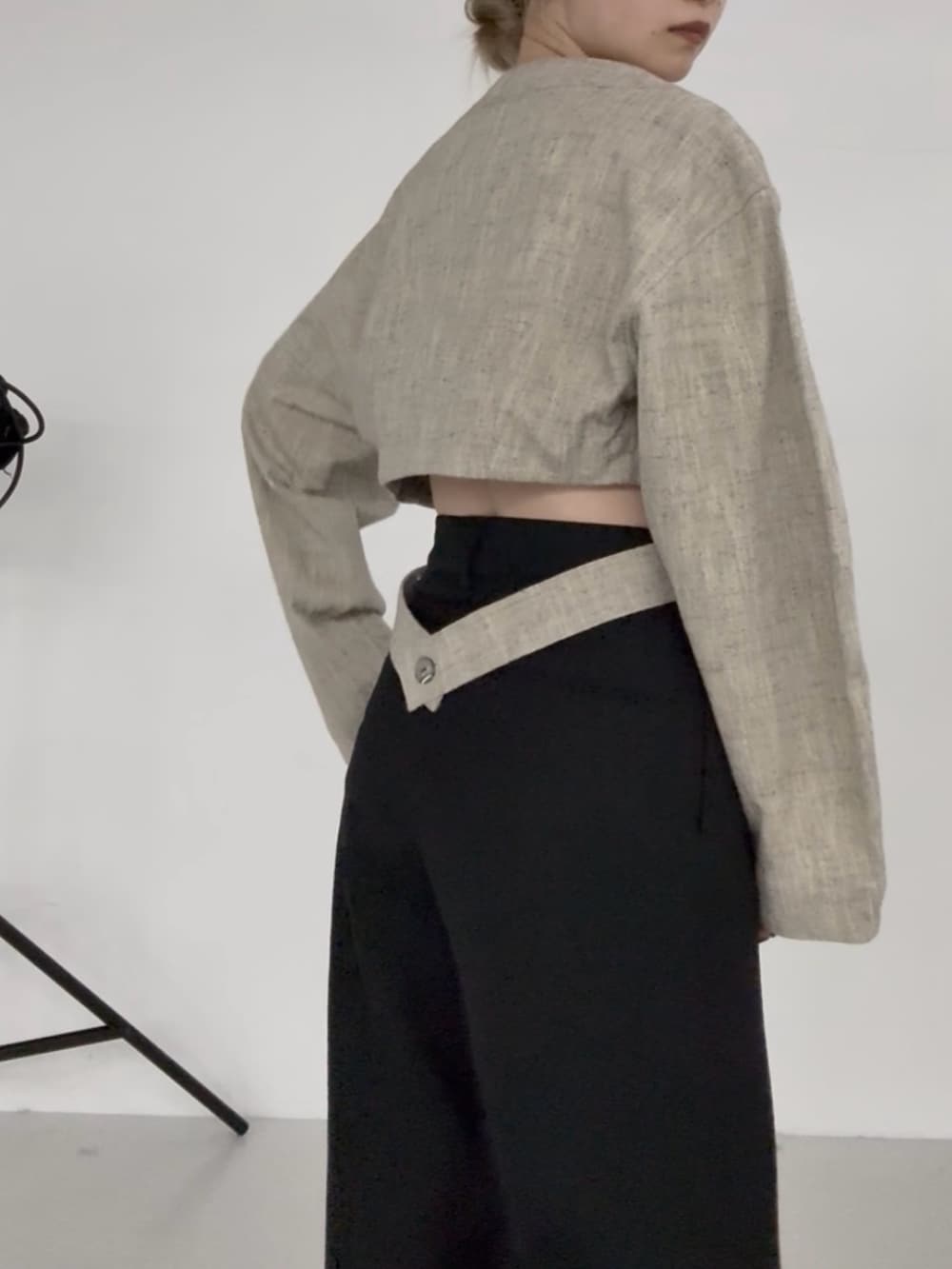 ベージュ系のその他アウター、ブラック系のその他パンツ、ブラック系のローファーを着用したレディースの春コーディネートの3枚目の写真