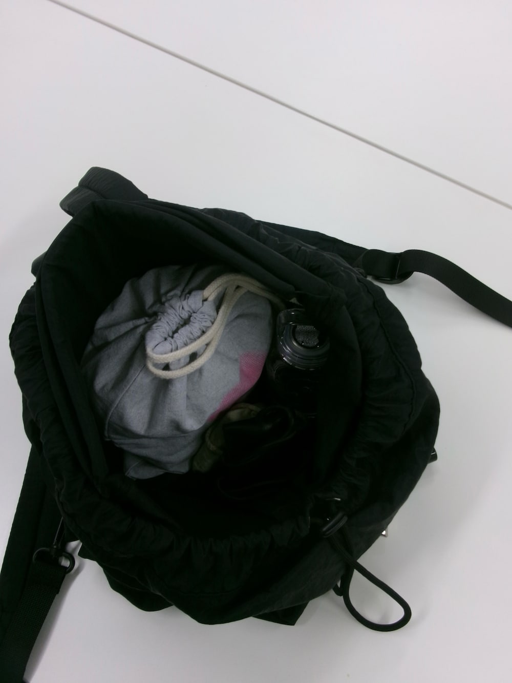 ブラック系のバックパック/リュックを着用したレディースの春コーディネートの2枚目の写真