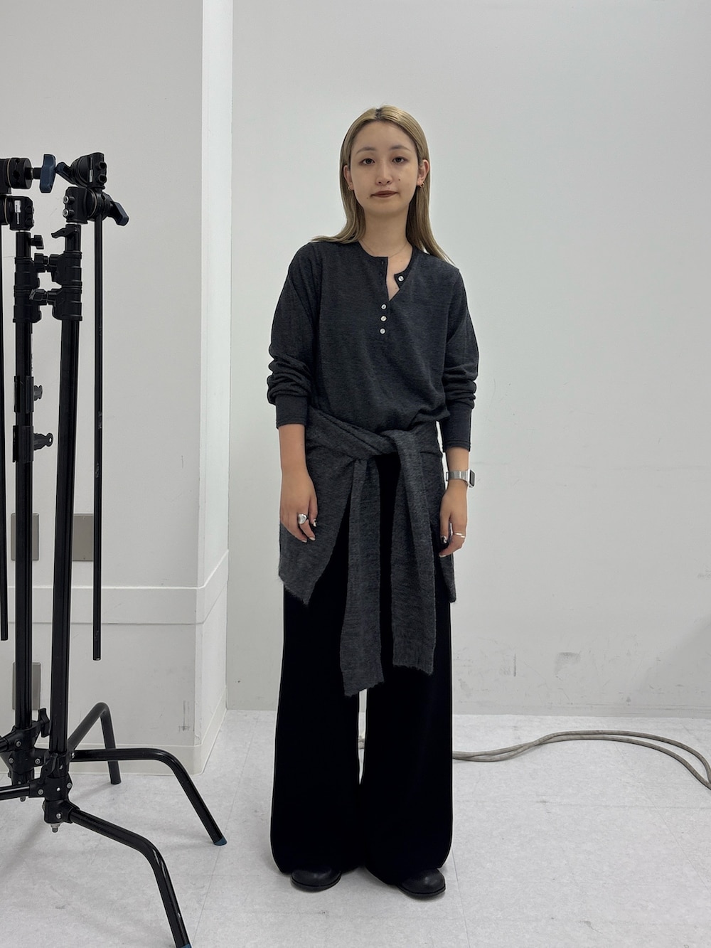 ブラック系のその他パンツ、グレー系のニット/セーター、ブラック系のその他シューズを着用したレディースの秋コーディネートの2枚目の写真