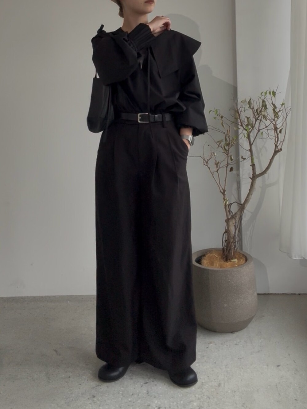 ブラック系のシャツ/ブラウス、ブラック系のその他シューズを着用したレディースの秋コーディネートの2枚目の写真