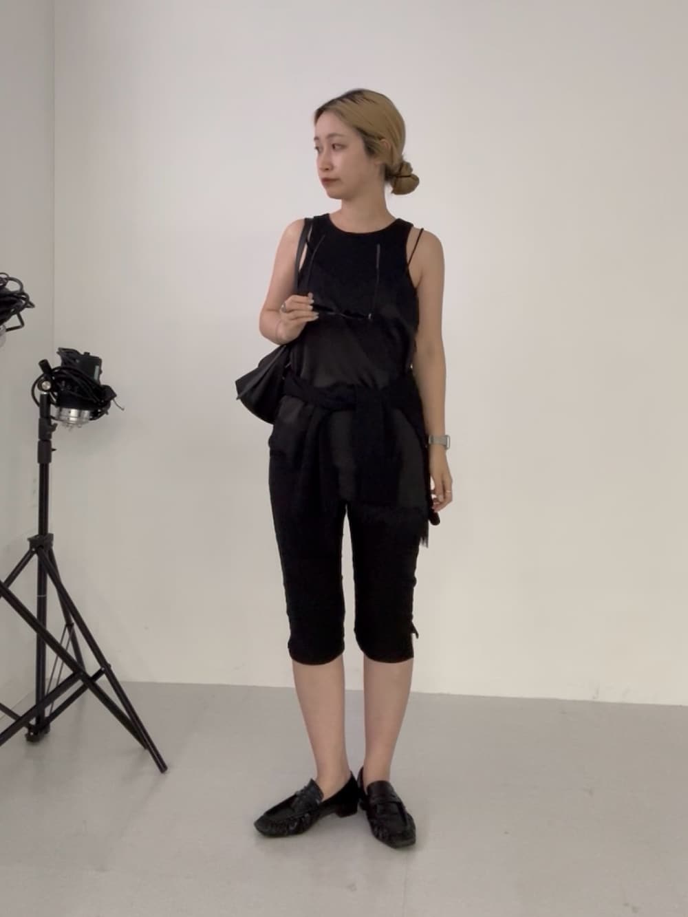 ブラック系のタンクトップ、ブラック系のその他パンツ、ブラック系のカーディガン/ボレロを着用したレディースの夏コーディネートの2枚目の写真