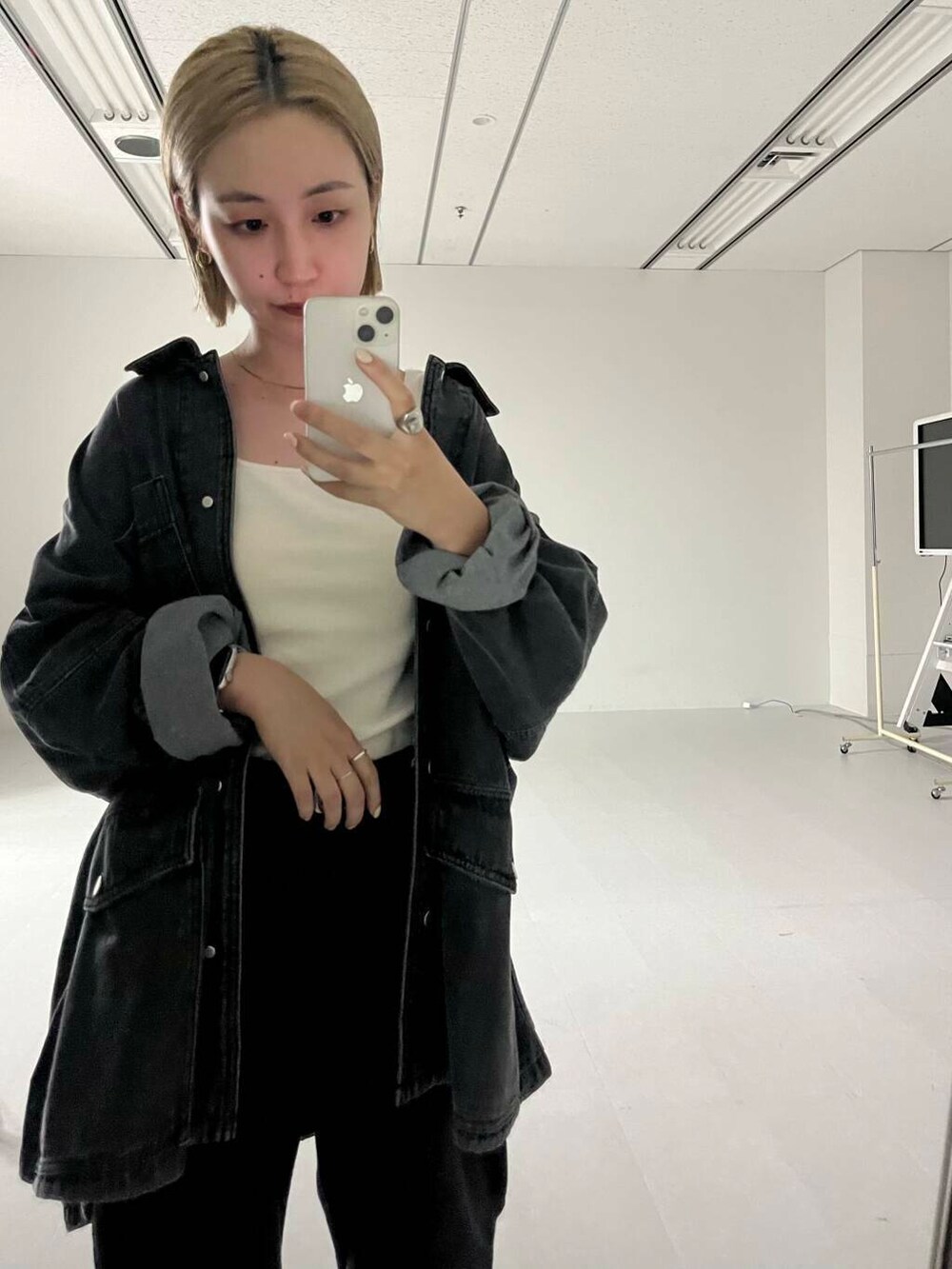 ブラック系のサンダル、グレー系のデニムジャケット、ブラック系のデニムパンツを着用したレディースの夏コーディネートの4枚目の写真