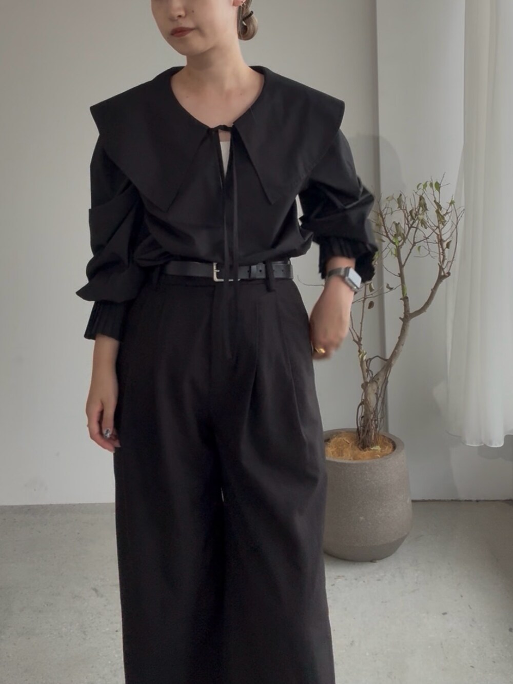 ブラック系のシャツ/ブラウス、ブラック系のその他シューズを着用したレディースの秋コーディネートの3枚目の写真