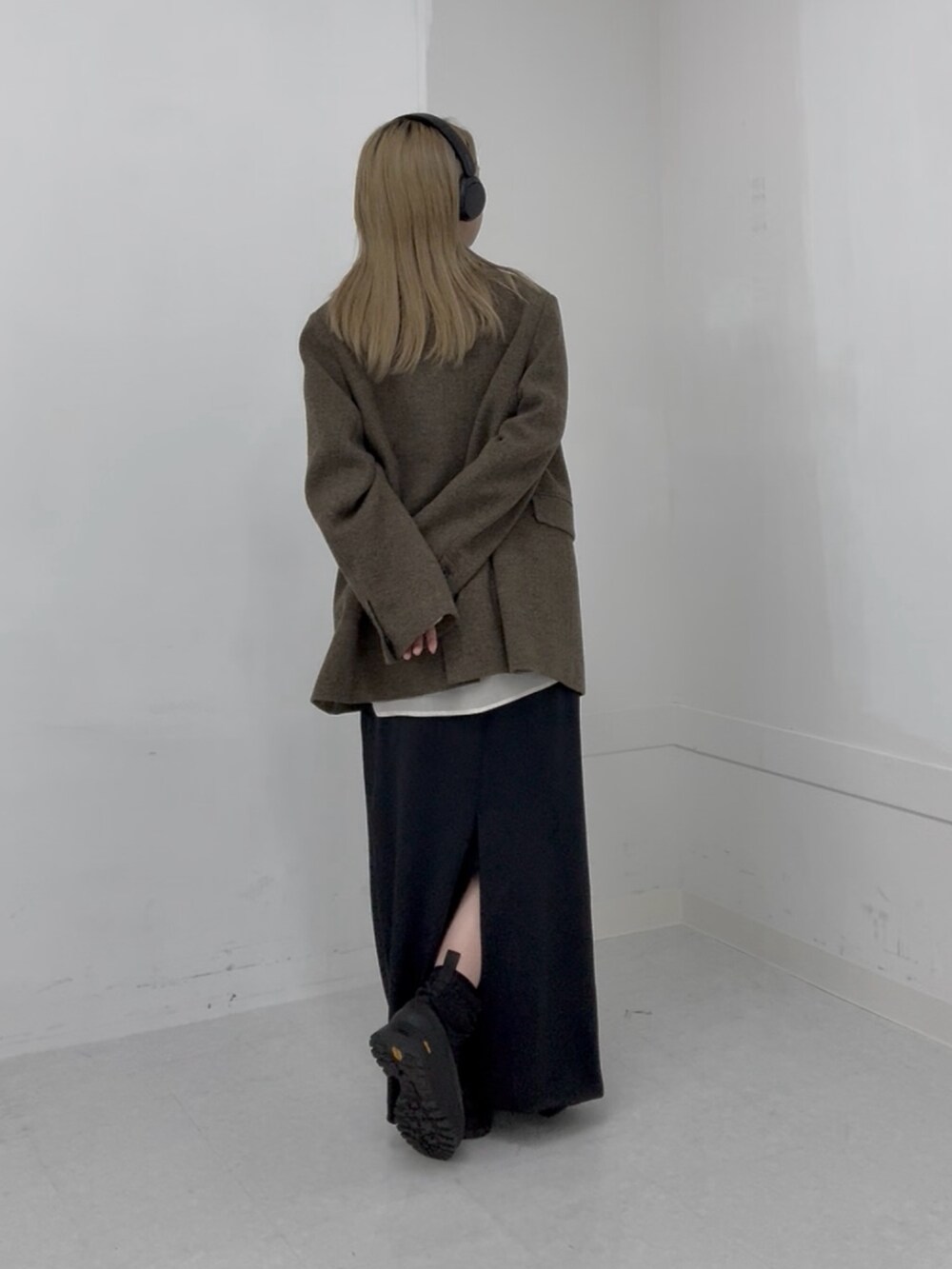 グリーン系のその他アウター、ホワイト系のシャツ/ブラウスを着用したレディースの秋コーディネートの3枚目の写真