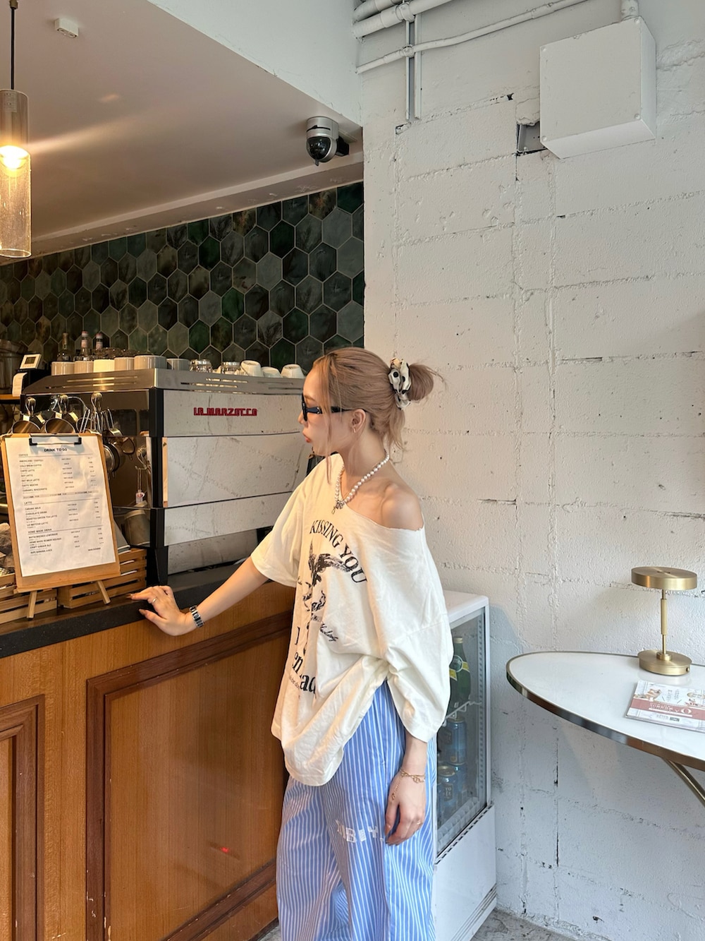 ブルー系のスラックス、ホワイト系のTシャツ/カットソーを着用したレディースの秋コーディネートの5枚目の写真