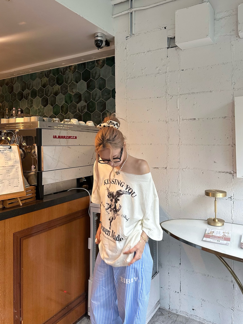 ブルー系のスラックス、ホワイト系のTシャツ/カットソーを着用したレディースの秋コーディネートの4枚目の写真