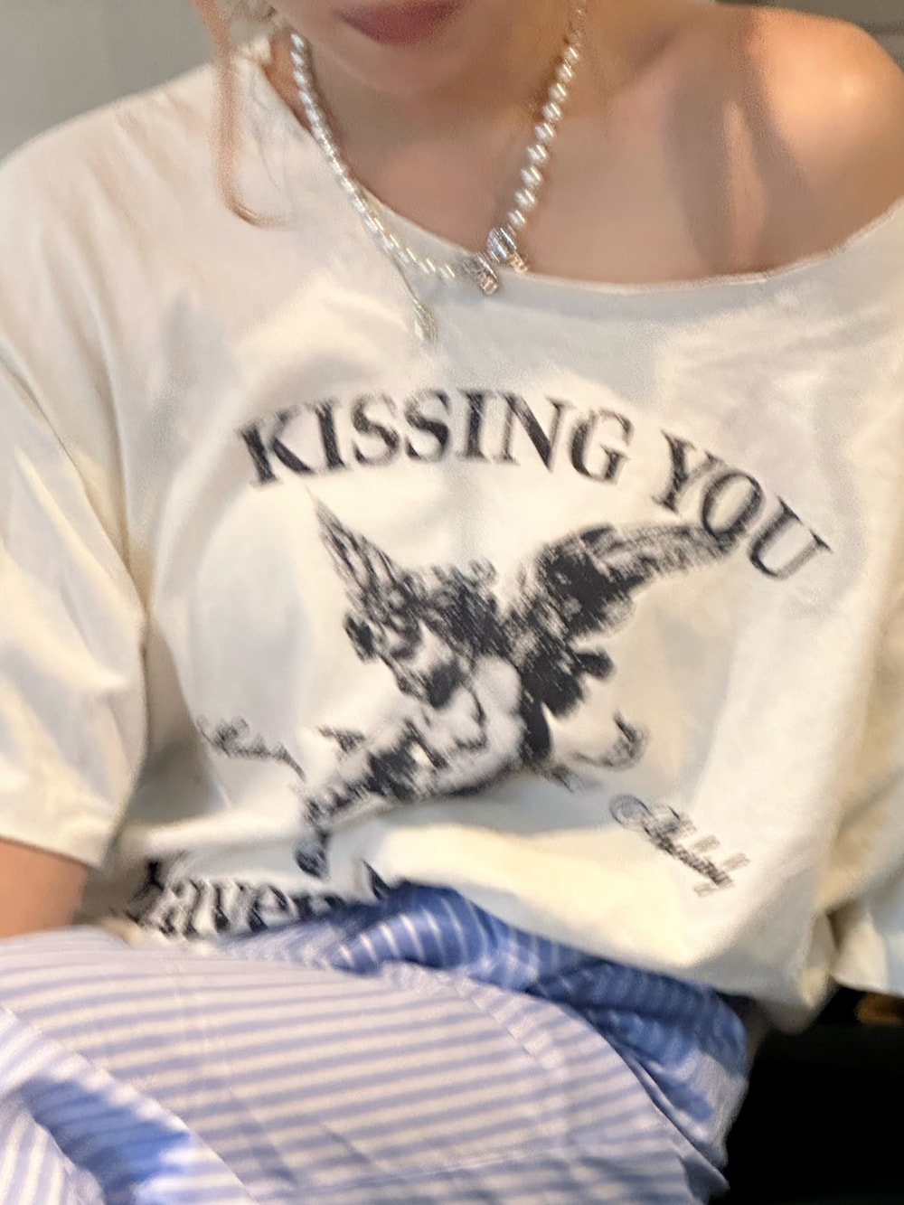 ブルー系のスラックス、ホワイト系のTシャツ/カットソーを着用したレディースの秋コーディネートの3枚目の写真