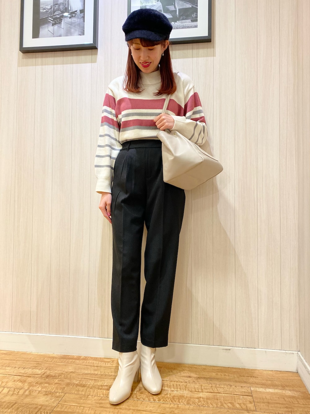 ピンク系のニット/セーター、ホワイト系のカーディガン/ボレロ、グレー系のトートバッグを着用したレディースの春コーディネートの4枚目の写真